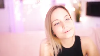 meow_s impressive babe plays her vagina with sex toy