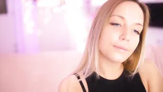 meow_s impressive babe plays her vagina with sex toy