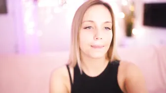 meow_s impressive babe plays her vagina with sex toy