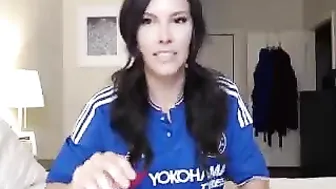 ravintavin teen black-haired chick talks coquettishly on camera