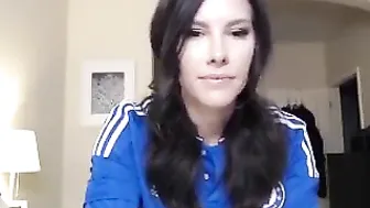 ravintavin teen black-haired chick talks coquettishly on camera