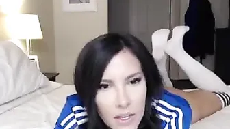 ravintavin teen black-haired chick talks coquettishly on camera