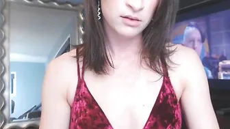 jalyn naughty chick gets nude and jerks off