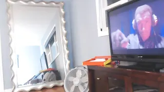 jalyn naughty chick gets nude and jerks off