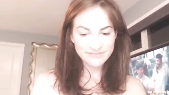 jalyn painted chick sucks dildo