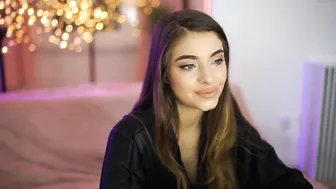 salenastorm sweet and attractive babe masturbates