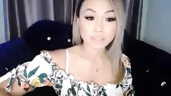 sincityvee jerking off the clit on the bed