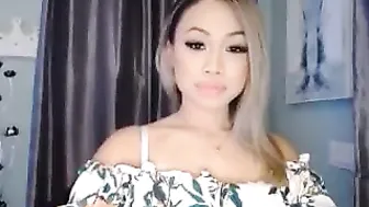 sincityvee jerking off the clit on the bed