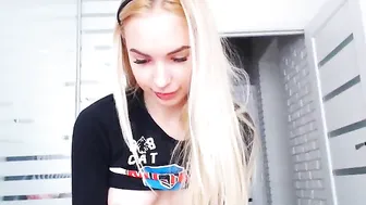 yesbarbie expressive lady masturbates pussy