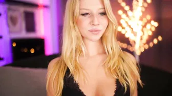 misskreazy fucks herself in red dildo