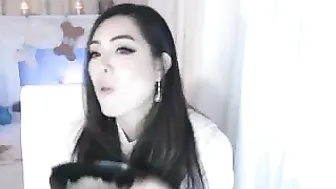 bunni_ black-haired nymph pulls pussy