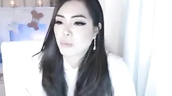 bunni_ black-haired nymph pulls pussy