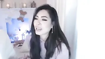 bunni_ black-haired nymph pulls pussy
