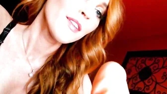 jennyblighe mature mare recklessly caresses pussy