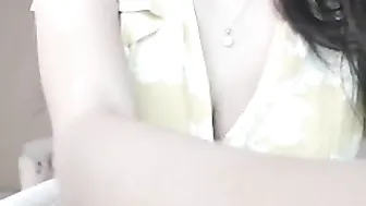 bunni_ beauty in stockings fucks with phallus