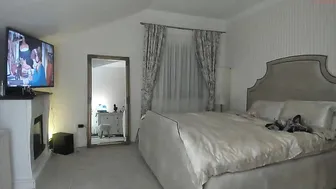giamazing cute girl shows the body