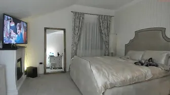 giamazing cute girl shows the body