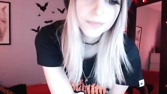 serafina adorable petite effectively jerking pussy