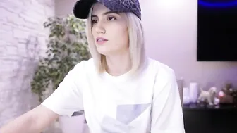 happyendings_ fucks herself with different sized dicks