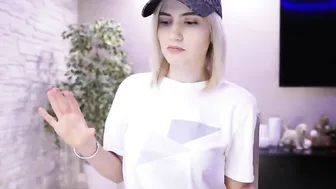 happyendings_ fucks herself with different sized dicks