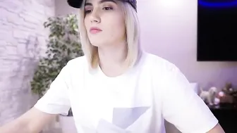 happyendings_ fucks herself with different sized dicks