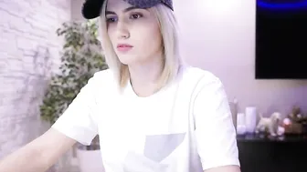 happyendings_ fucks herself with different sized dicks