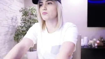 happyendings_ fucks herself with different sized dicks