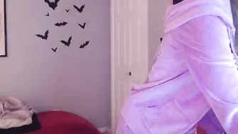 serafina pulls hand clit