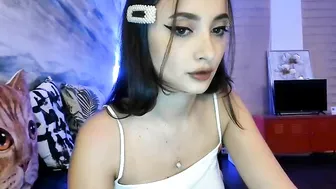 evenight seductive babe shows boobs