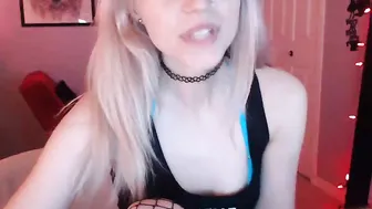 serafina chick eagerly absorbs dildo