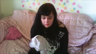 OpheliaLestat manyvids jerking off the clit on the bed