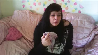 OpheliaLestat manyvids jerking off the clit on the bed