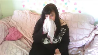 OpheliaLestat manyvids jerking off the clit on the bed