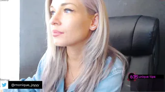 debralee gorgeous chick fucks pussy with phallus