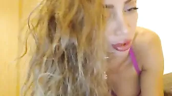 anayys hot female fucks herself in the anus