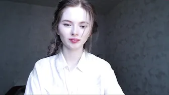 penelopa77 put two fingers into her anus