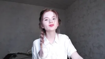 penelopa77 put two fingers into her anus