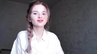 penelopa77 put two fingers into her anus
