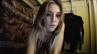 zoe_kitty666 playing with her ass and pussy