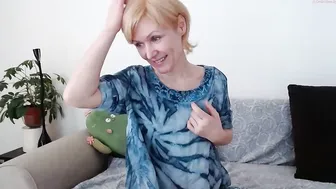 jasmin18v lush babe pleases her pussy