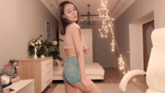 eliayun_ busty blonde gently masturbates cunt