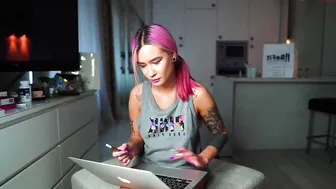 dopebarbie sexy chick masturbates shaved pussy