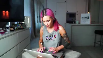 dopebarbie sexy chick masturbates shaved pussy