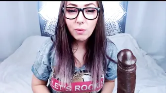 wannaownit pretty woman undressed in front of the camera and masturbates in the chair