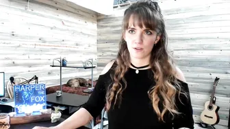 harperthefox runet wriggles in front of webcam