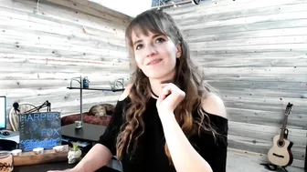 harperthefox runet wriggles in front of webcam