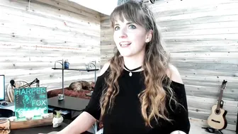 harperthefox runet wriggles in front of webcam