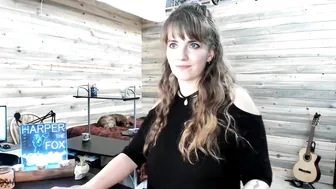 harperthefox runet wriggles in front of webcam