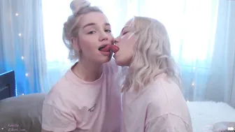 huntertiana hot blonde girl masturbates cunt