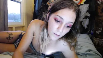 zoe_kitty666 hot brunette girl pulls her pussy